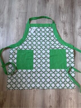 NWT green and white patterned Kitchen Apron with Pockets Patricia Heaton Home